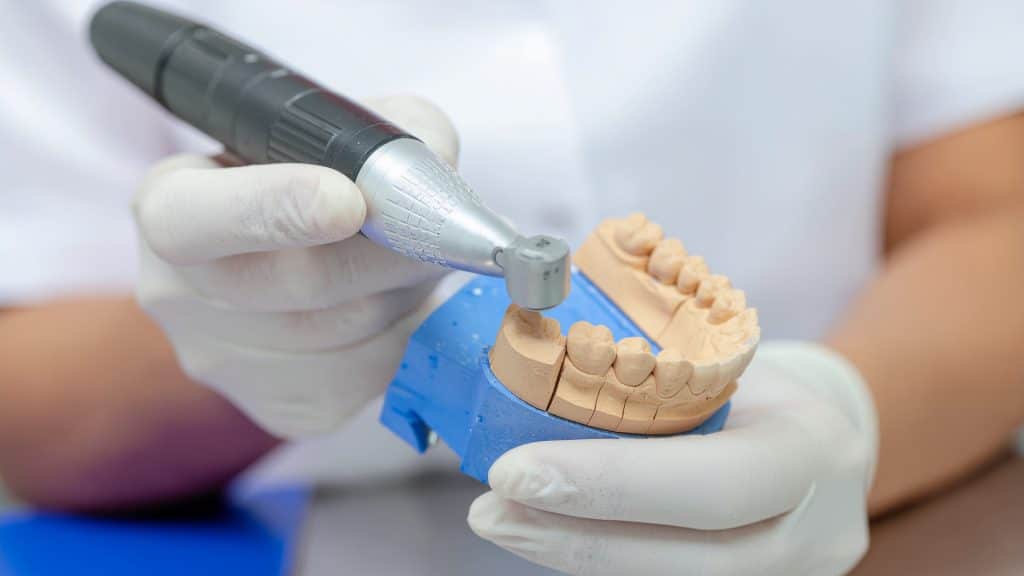Barème salaires, salaire moyen et salaire minimum des apprentis prothésistes dentaires en 2025